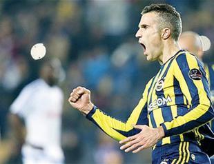 Fener wins again, van Persie suffers eye injury