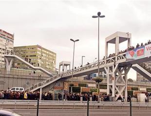 Chaos at Istanbul metrobus stop as hundreds congest in early rush hour