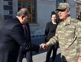 Top soldier visits border troops as jets hit ISIL