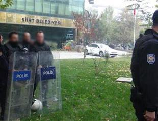 Turkish police detain mayors of two southern provinces