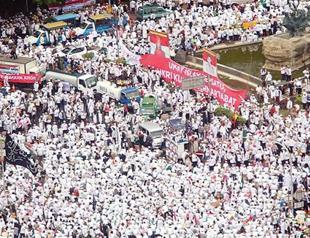 Thousands of protesters in Jakarta amid fury over Christian governor