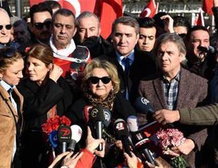 Crowds flock to site in solidarity after Beşiktaş terror attack