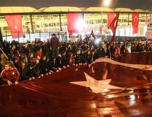 Thousands of Turkish football fans march to condemn Beşiktaş terror attack