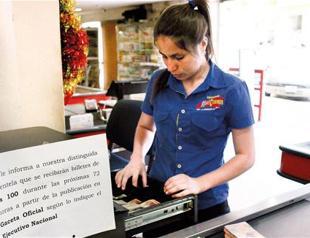 Venezuela shuts Colombia border to fight currency smuggling