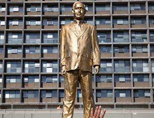 Israel artist displays golden statue of Netanyahu in protest