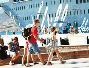 Foreign arrivals to Turkey fall 32 percent in first nine months of 2016