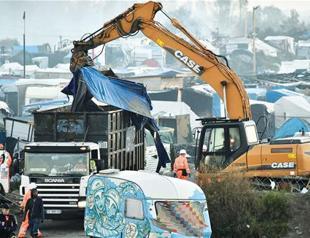 France, Britain bicker over child migrants stuck in Calais