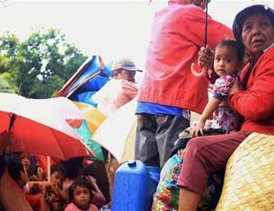 Thousands flee Christmas Day typhoon in Philippines