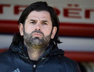 Coach orders players to stand up and fight, avoid wasting time