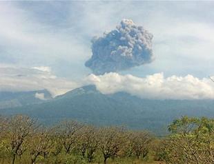 Tourists evacuated as Indonesian volcano erupts