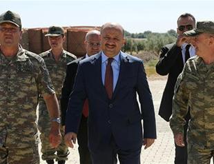Turkish defense minister visits Turkish-Syrian border