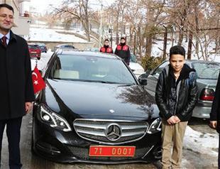 Governor sends official car to student after Twitter plea