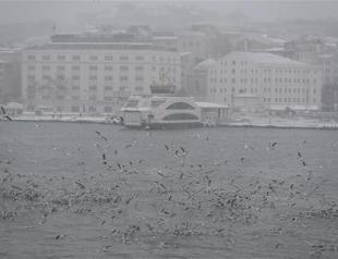 Istanbuls Bosphorus closed to traffic due to heavy snow