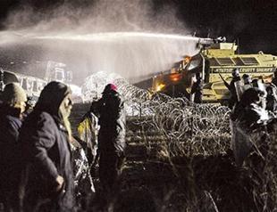Police, protesters face off at Dakota Access pipeline