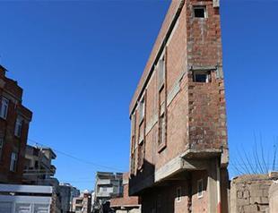 Intriguingly narrow building in Turkey’s southeast home to Syrian refugees
