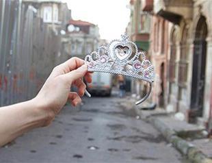 ‘Empoisoned Princess’ performance in Istanbuls Tarlabaşı