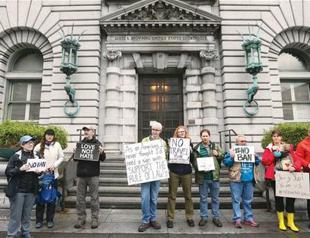 Appeals court presses Trump administration on travel ban