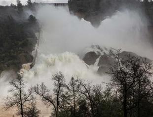 Mass evacuation as rains strain tallest US dam