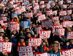 Pressure on South Koreas Park mounts as massive crowd demands she quit