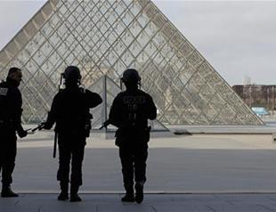 Machete attacker shot at Louvre in Paris