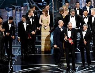 Moonlight wins best picture as Oscars ends in chaos