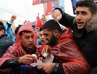 Crowd throws eggs, nooses at Erdoğan assassination attempt case suspects outside court in Turkey’s south