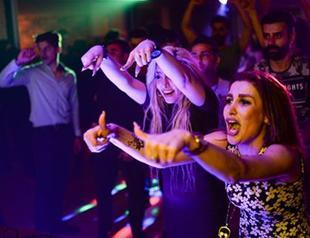 Iranians flock to Turkey’s Van for shopping, nightlife