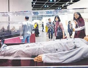 Dead dictators draw Hong Kong art lovers