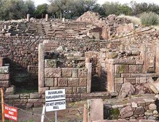 Aigai artifacts on display at Louvre