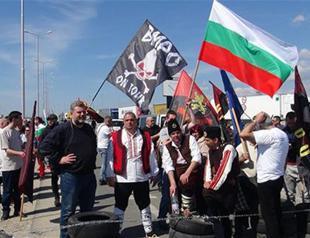 Nationalist Bulgarians block border gates to stop Turkish passport-holder voters