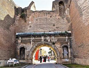 Gate of Istanbul under restoration