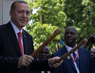 VIDEO: Turkish President Erdoğan plays African drum ‘Tamtam’ during visit