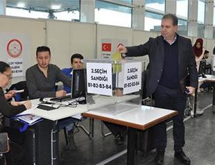 Turkish expats start voting in charter referendum