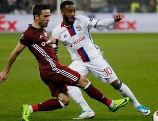 Beşiktaş loses to Lyon in game marred by violence, pitch invasion