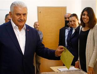 Turkish party leaders cast votes in referendum