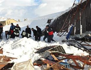 Four injured in roof collapse at bazaar in Turkey’s Konya