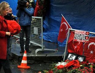 US consul-general in Istanbul lays flowers to Reina nightclub after attack
