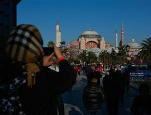 Number of foreign tourists visiting Istanbul plunges for first time in 16 years
