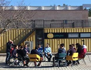 Young Syrian entrepreneurs turn their plight into creative projects