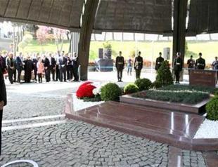 President Erdoğan visits tombs of former leaders in Istanbul after referendum win