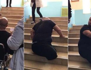 Physically impaired Turkish man to sue school administration after being forced to climb stairs on hands to vote