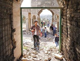 Iraqi violinist plays in Mosul as troops battle ISIL
