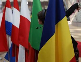 EU adopts tough Brexit talks stance