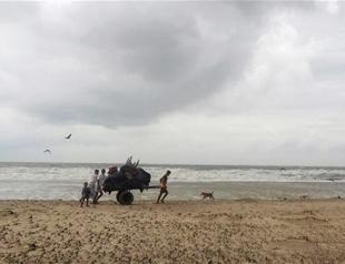 Hundreds of thousands flee as cyclone batters Bangladesh