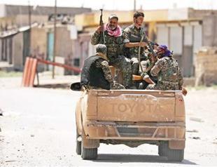 US-backed Syria fighters near Old City of IS-held Raqqa