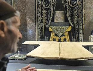 Prophet’s cloak attracts Ramadan faithful in Istanbul