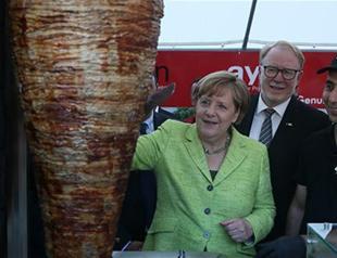 German chancellor Angela Merkel cuts, eats döner kebab in Berlin