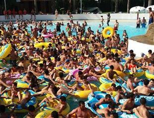Thousands flock to waterpark in Turkey’s İzmir during Eid al-Fitr holiday