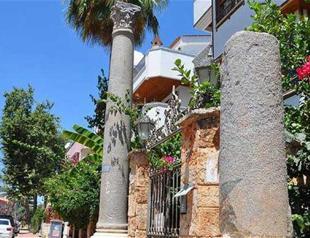 Controversy over 2,000-year-old Roman columns used as apartment decoration in Turkey’s Antalya