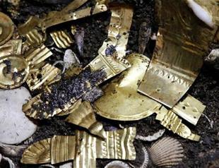 Aztec golden wolf sacrifice yields rich trove in Mexico City